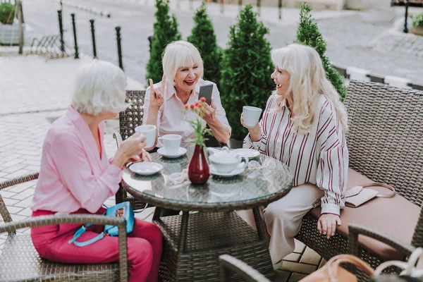 Üç güzel kadınlarla birlikte eğleniyor musun — Stok fotoğraf