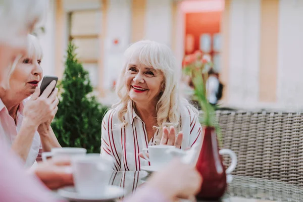 Schöne ältere Frauen, die sich im Café ausruhen — Stockfoto