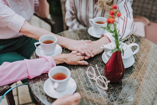 Tres manos femeninas yacen sobre la mesa — Foto de Stock