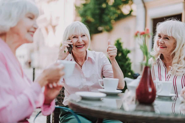 Feliz Tres Mujeres Elegantes Sentados Cafetería Pasar Tiempo Juntos Mientras — Foto de Stock