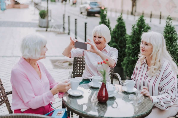 Drei hübsche Frauen sitzen im Café — Stockfoto