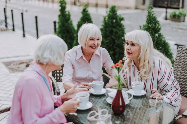 Trei femei frumoase au conversație la masă — Fotografie, imagine de stoc