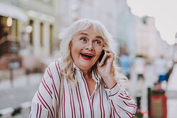 Прочекай Портрет Старої Жінки Білошкіра Жінка Червоними Губами Тримає Телефон — стокове фото