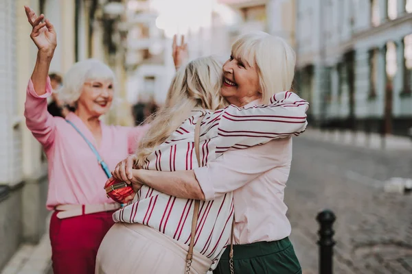 Las ancianas están encantadas de conocerte. — Foto de Stock
