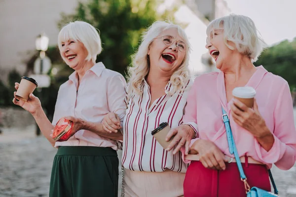 Drei stylische alte Frauen machen zusammen Spaß — Stockfoto