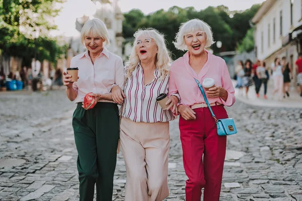 Drei hübsche Damen, die die Straße entlang gehen — Stockfoto