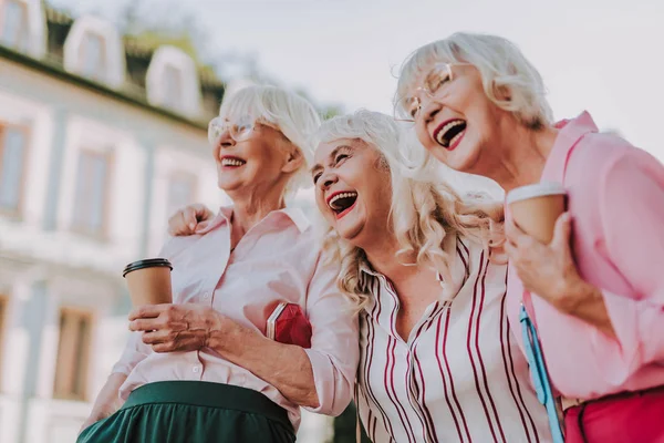 Tres hermosas ancianas se divierten juntas — Foto de Stock