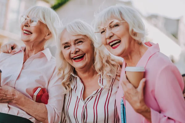 Lachende Omas kommunizieren in positiver Stimmung — Stockfoto