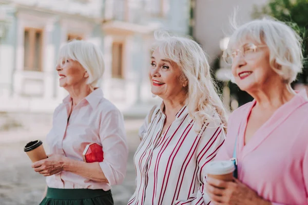 Lächelnde ältere Frauen trinken einen Kaffee — Stockfoto