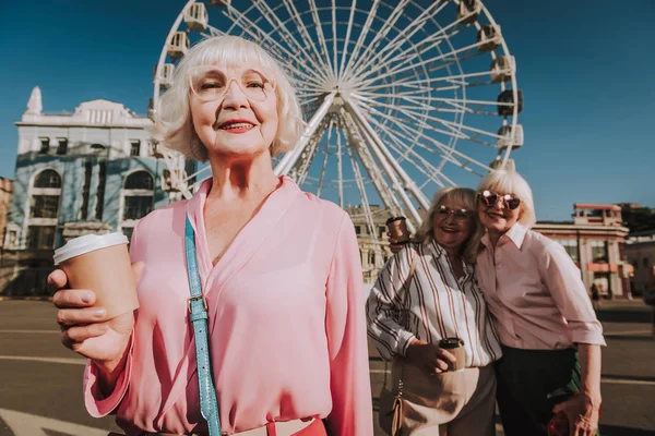 Hermosa anciana está sosteniendo café en la mano —  Fotos de Stock