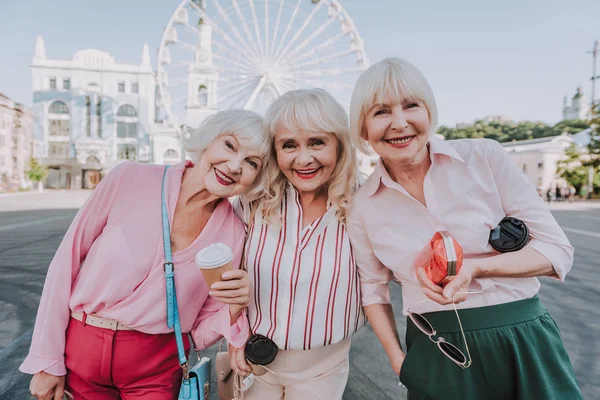 3 つの古い女性は広場に時間を費やしています。 — ストック写真