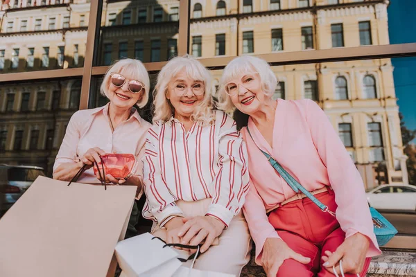 Elegantes señoras mayores están sentadas con paquetes — Foto de Stock