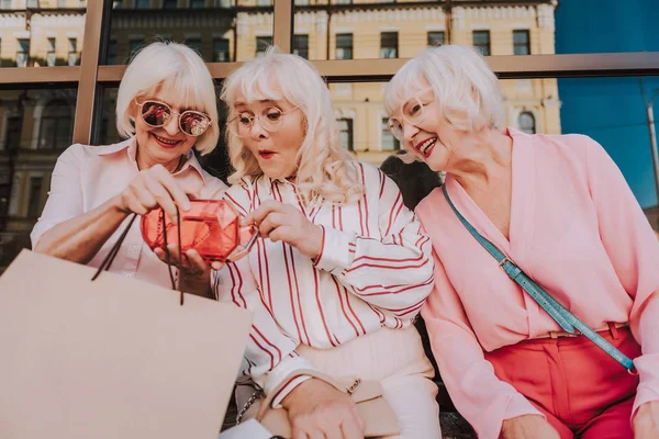 Las mujeres mayores felices están considerando nuevas compras — Foto de Stock