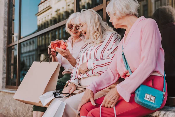 Las abuelas modernas están buscando un nuevo y elegante embrague — Foto de Stock