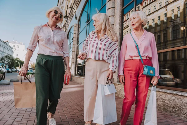 Tres señoras mayores glamorosas están caminando por la ciudad —  Fotos de Stock