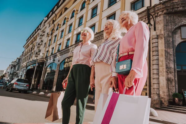 Las jubiladas con estilo están pasando tiempo juntas. —  Fotos de Stock