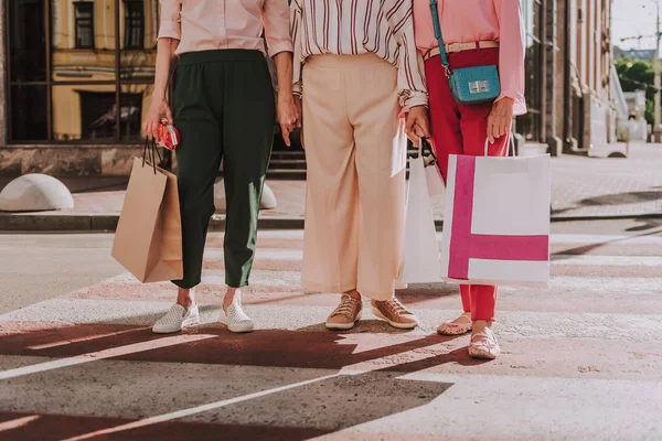 Las mujeres con estilo están sosteniendo bolsas al aire libre — Foto de Stock