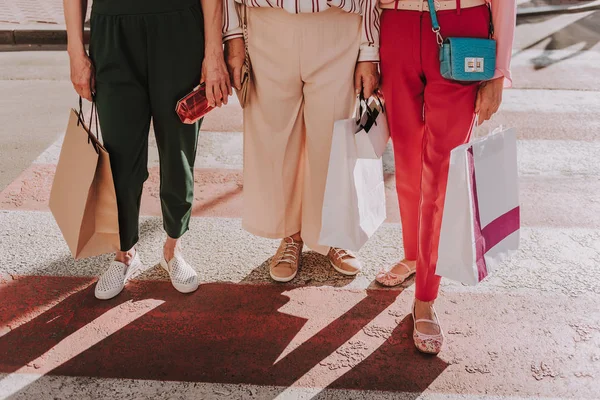 Las abuelas a la moda están de pie en pantalones clásicos — Foto de Stock