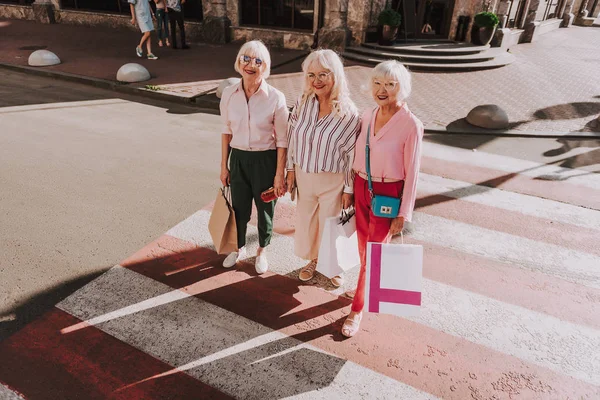 3 つの古い女性が横断歩道に立っています。 — ストック写真