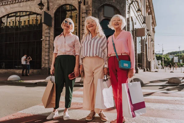 Bonitas abuelas están juntas en la calle —  Fotos de Stock