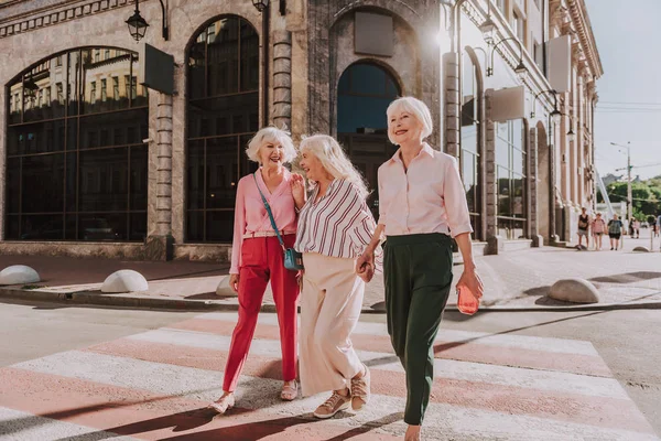 Las señoras mayores felices se divierten juntas. — Foto de Stock