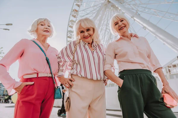 Tres abuelas modernas están posando para la foto — Foto de Stock