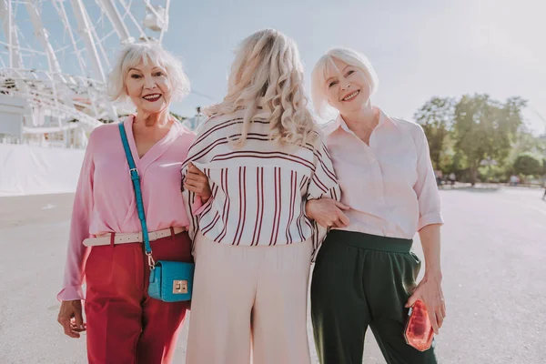 Señoras mayores con estilo están caminando en el parque — Foto de Stock