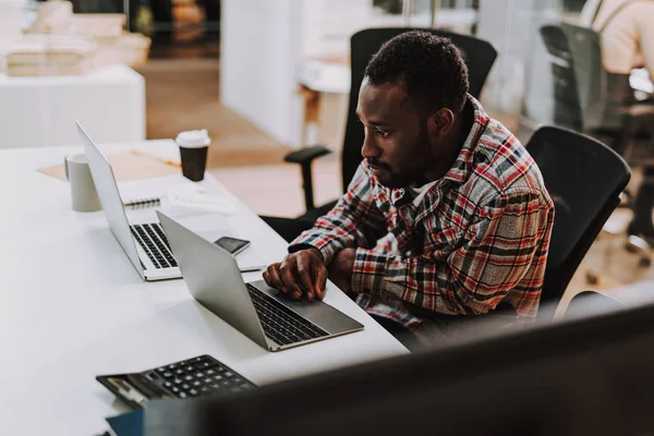 Close up van rustige man aan het werk op zijn laptop op kantoor — Stockfoto