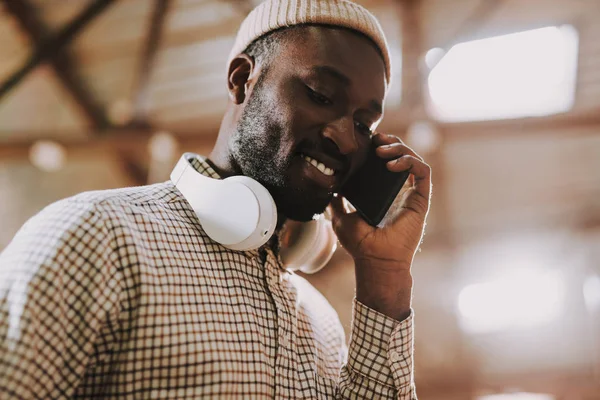陽気なアフリカ系アメリカ人の男、電話で話していると笑顔 — ストック写真