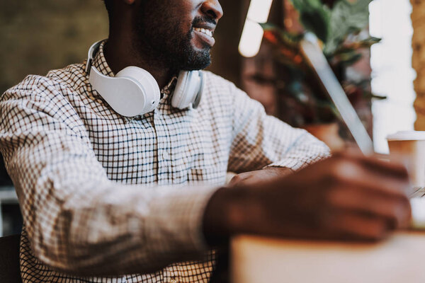 Селективный фокус наушников на шее человека
