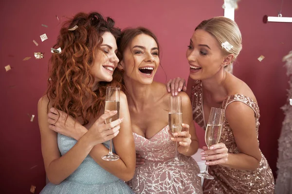 Талія щасливих дам насолоджуючись вечіркою для дівчаток — стокове фото