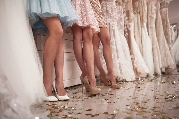 Baixo ângulo de pernas de senhoras elegantes no salão de casamento — Fotografia de Stock