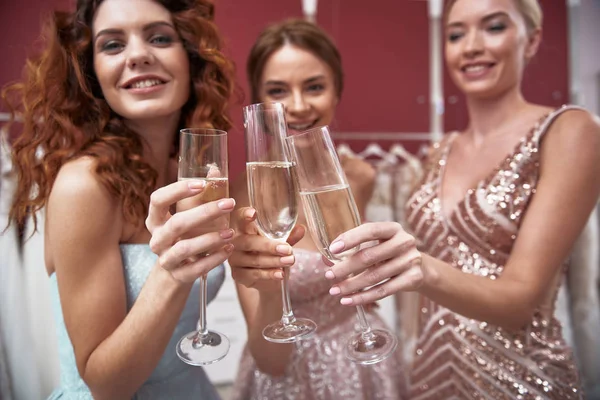 Молоді щасливі жінки стискають келихи шампанського — стокове фото
