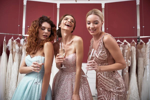 Талія щасливих дам з шампанським — стокове фото