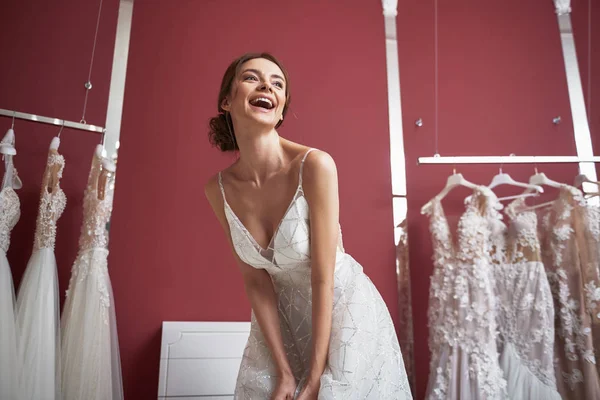 Cintura para cima de noiva rindo em vestido de noiva — Fotografia de Stock