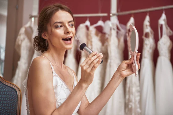 Noiva alegre cantando com pincel de maquiagem na mão — Fotografia de Stock