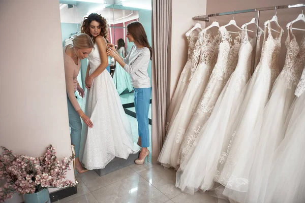 Vestido de noiva jovem montagem no salão de casamento — Fotografia de Stock