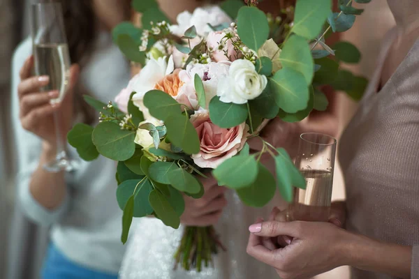 Крупним планом весільний букет квітів — стокове фото