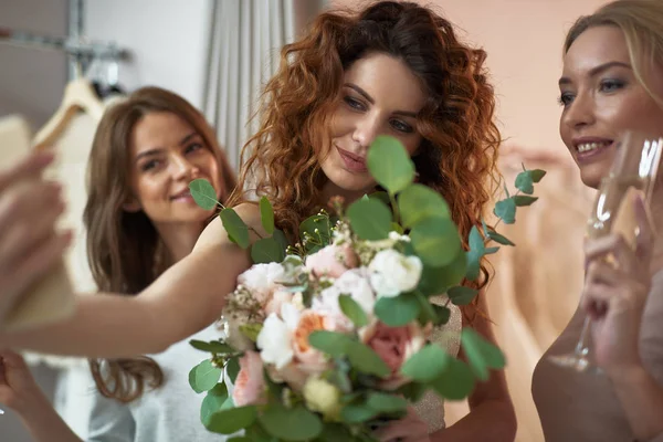 Jovens senhoras felizes fazendo selfie no salão de casamento — Fotografia de Stock