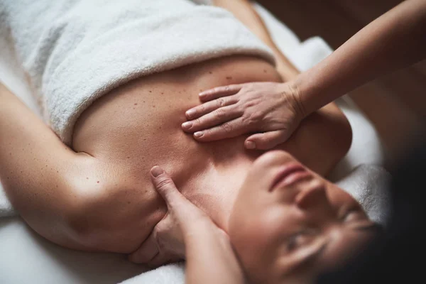 Ung dam har låg nacke massage i spasalong — Stockfoto
