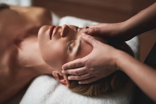 Terapeut aby anti age čelo vrásky masáž — Stock fotografie