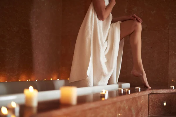 Jeune femme s'éloigner de la baignoire spa détendue — Photo