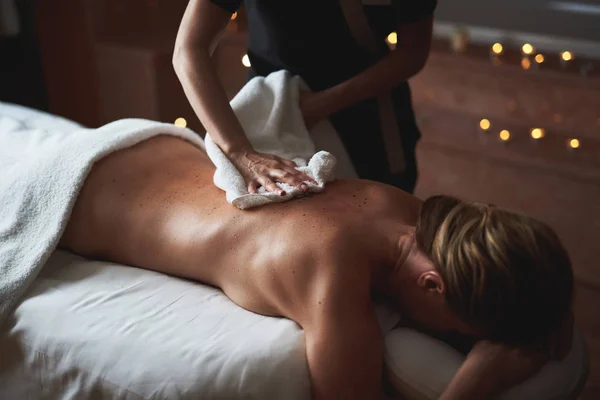 Massageterapeut torkning med handduk baksidan av lady — Stockfoto