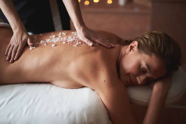 Terapeut göra hälsosam massage med mineralsalt — Stockfoto