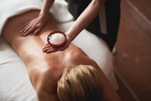 Terapeut som är redo att göra massage med salt — Stockfoto