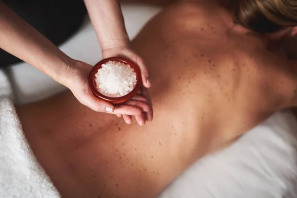 Massage thérapeute tenir bol avec du sel minéral — Photo
