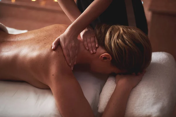 Señora que tiene masaje para aliviar el estrés en el salón de spa — Foto de Stock