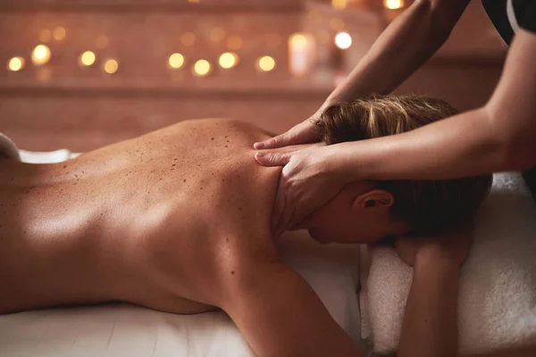 Porträt einer Frau, die eine stressabbauende Massage hat — Stockfoto