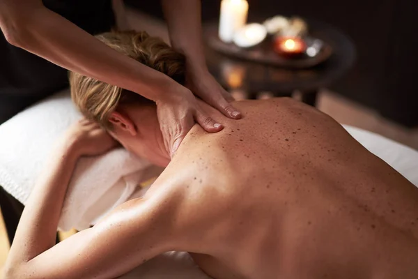 Baksidan porträtt av kvinna med massage av hals — Stockfoto