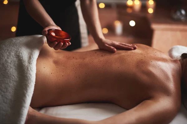 Massaggiatore versare olio essenziale dalla ciotola — Foto Stock